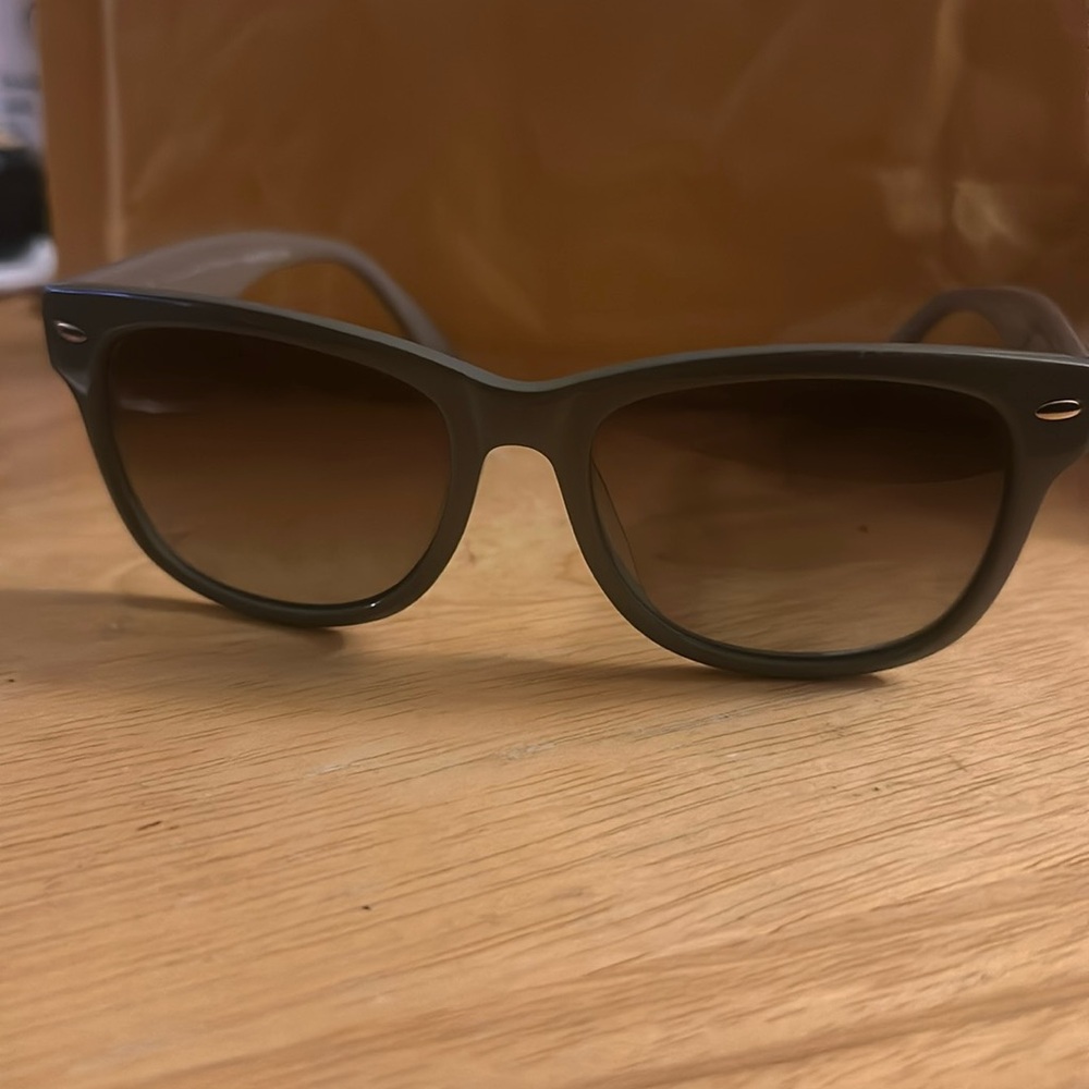 Designer William Rast Sunglasses. WRS2044